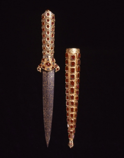 Poignard, Turquie, période ottomane, vers 1600 Probablement fait par Mehmet Ibn ‘Imâd, Jade, or, rubis, acier L. totale 33,4 cm ; l. de la garde 5,5 cm - Vaduz, Furusiyya Art Foundation, inv. R-421 Photo de presse © Furusiyya Art Foundation