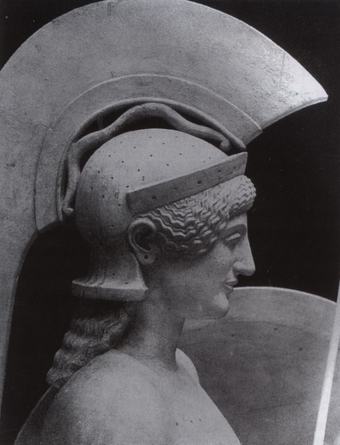 Abb. 15: Athena aus dem Tempel von Aegina, aus: Bulle, der Schöne Mensch im Altertum, 1898; ibid., S.68; "Mit seinem großen Abbildungskompendium "Meisterwerke der griechischen Plastik" (1893) und den reich illustrierten "Denkmäler(n) griechischer und römischer Kunst" (1898) sowie dem im gleichen Jahr von seinem Schüler Heinrich Bulle herausgegebenen Bildband "Der schöne Mensch im Altertum" gab die Münchner Archäologie in der Zeit des anhaltenden Streits um die Gymnasialreform eine schlagende Antwort: Mit der Visualisierung des Materials demonstriere sie ihr Bestreben, die klassische Kunst einem breiten Publikum in einer Zeit zu vermitteln, als das Interesse am klassischen Bildungskanon im Verschwinden begriffen war. Die Abbildungskompendien erfüllten diese Aufgabe auf eine optisch einprägsame und ästhetisch angenehme Weise." (op.cit., ibid., S. 67-68)
