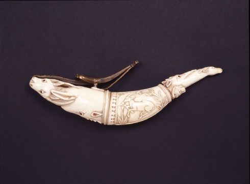 Corne à pulvérin, Inde, période moghole, ou Deccan,  XVIIe-XVIIIe siècle, Ivoire L. 22,5 cm - Vaduz, Furusiyya Art Foundation, inv. R-721  Photo de presse © Furusiyya Art Foundation