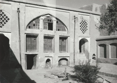 The Mullah Garji, or Mullah Ashur Synagogue, in 1973 (now mostly in ruins); exterior view showing the Entrance and courtyard - Courtesy of Werner Herberg, 1973 (www.museo-on.com)